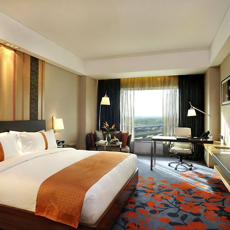 Holiday Inn New Delhi Mayur Vihar Noida, an IHG Hotel Ruang foto A room at the hotel