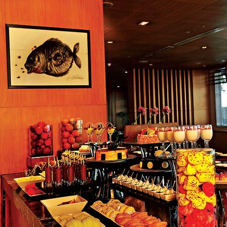 Holiday Inn New Delhi Mayur Vihar Noida, an IHG Hotel Bagian luar foto A buffet at a restaurant