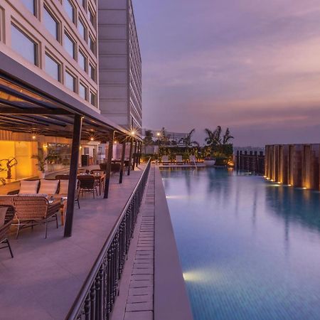 Holiday Inn New Delhi Mayur Vihar Noida, an IHG Hotel Bagian luar foto The swimming pool at the hotel