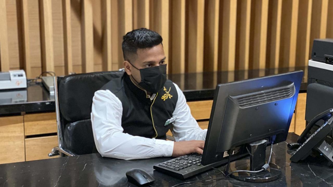 Holiday Inn New Delhi Mayur Vihar Noida, an IHG Hotel Bagian luar foto A government employee in Myanmar wearing a face mask