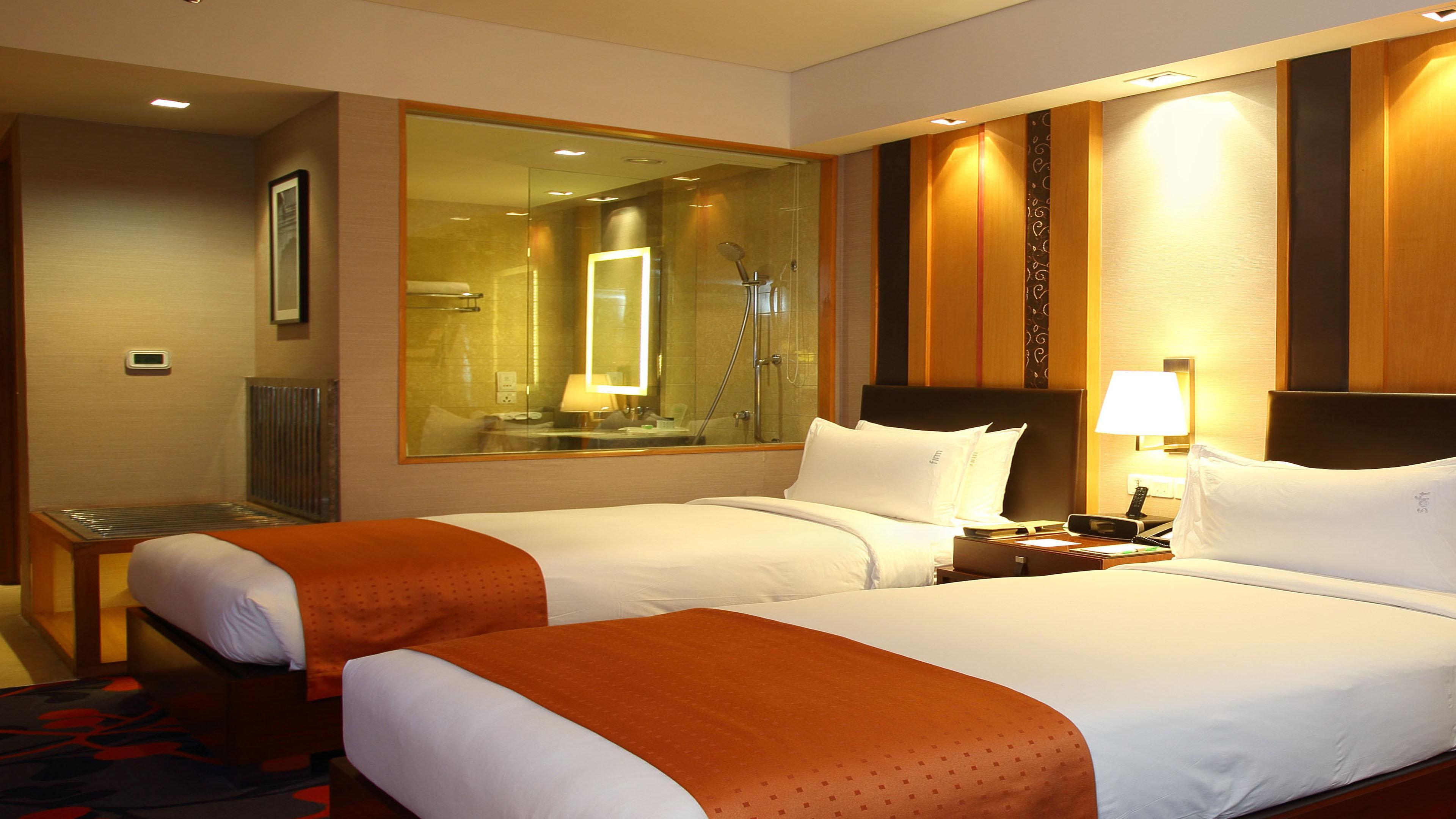 Holiday Inn New Delhi Mayur Vihar Noida, an IHG Hotel Bagian luar foto A room at the hotel