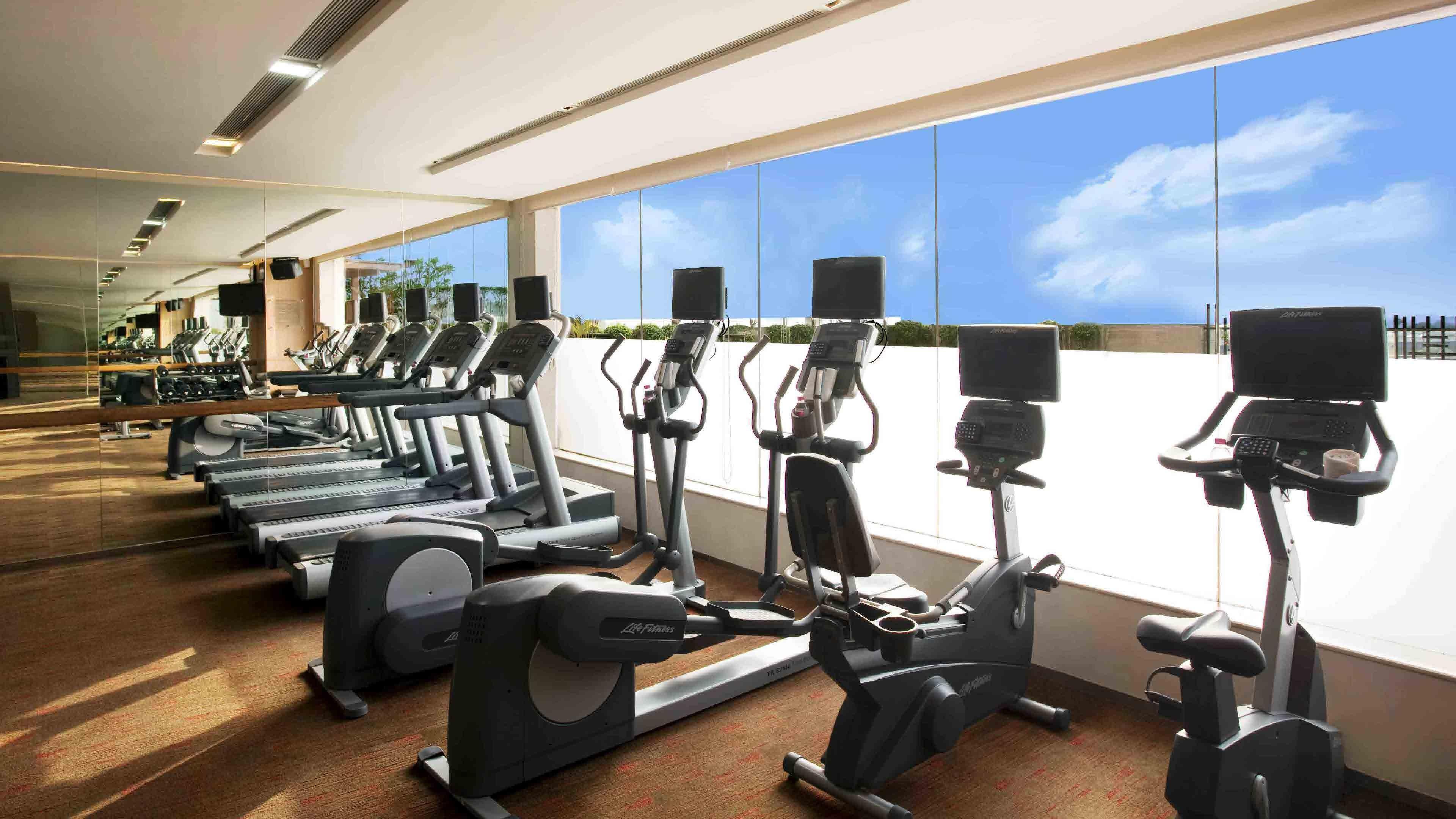 Holiday Inn New Delhi Mayur Vihar Noida, an IHG Hotel Bagian luar foto The gym at the hotel
