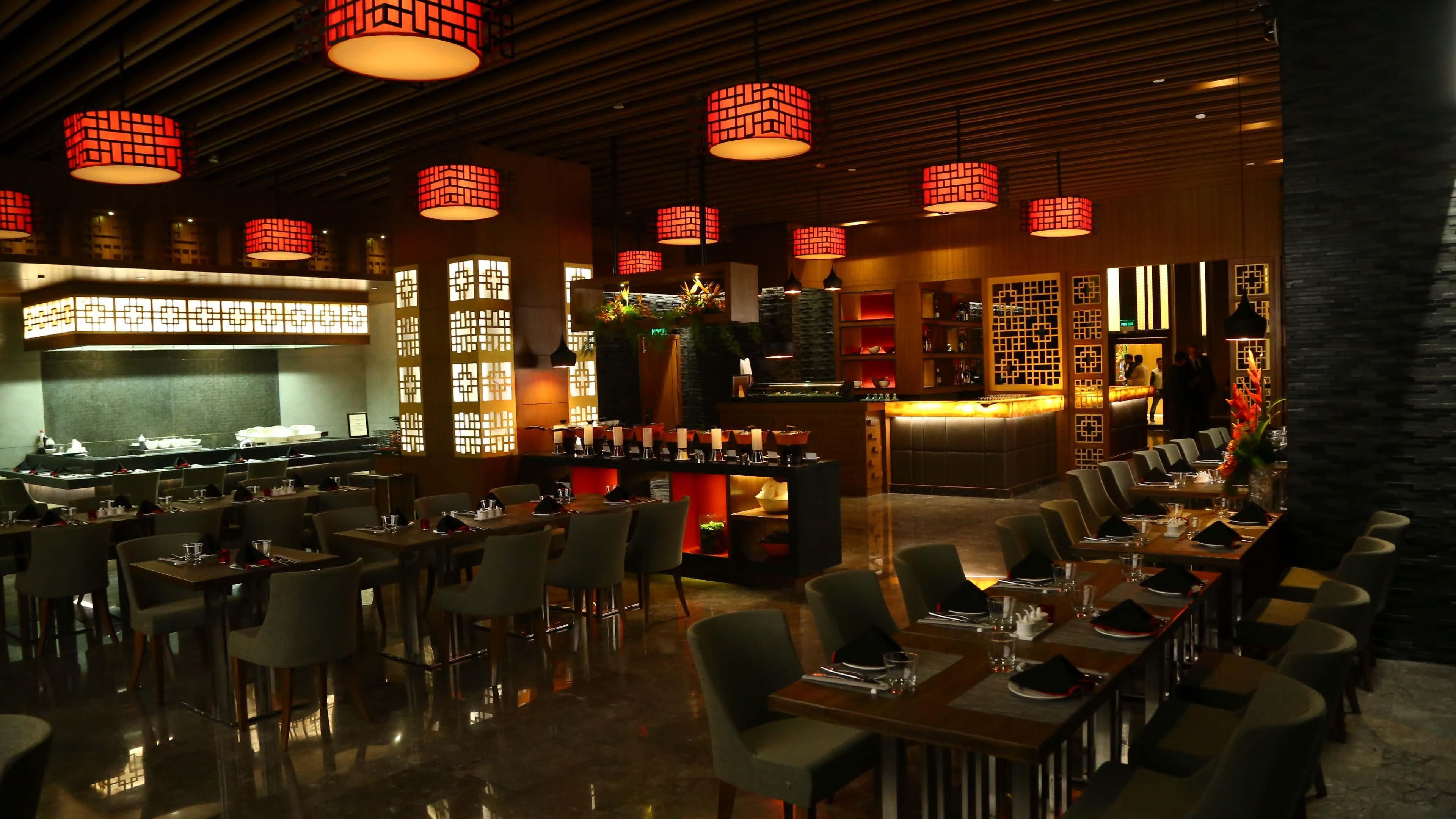Holiday Inn New Delhi Mayur Vihar Noida, an IHG Hotel Bagian luar foto The interior of the restaurant