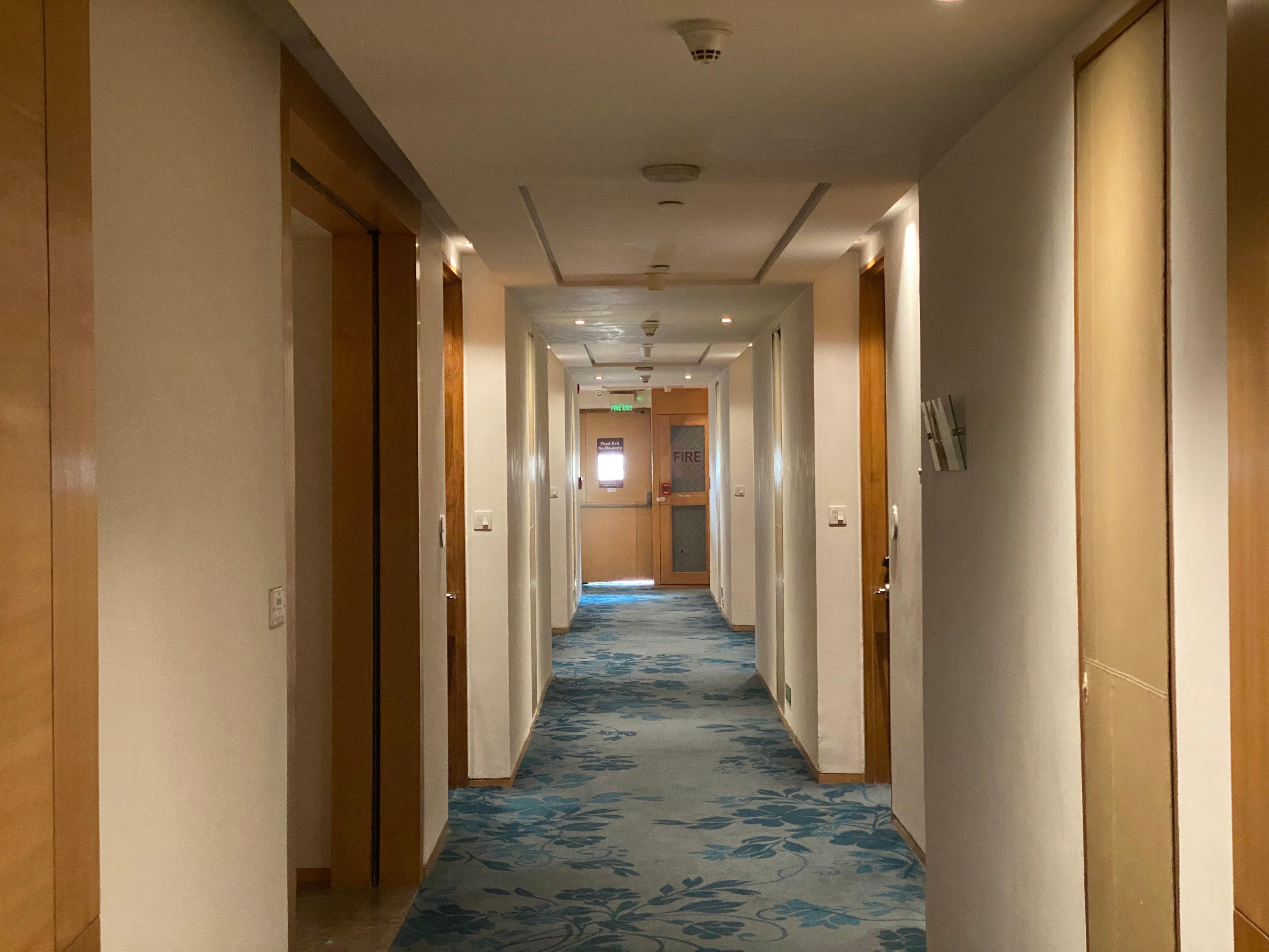 Holiday Inn New Delhi Mayur Vihar Noida, an IHG Hotel Bagian luar foto A corridor at the hotel