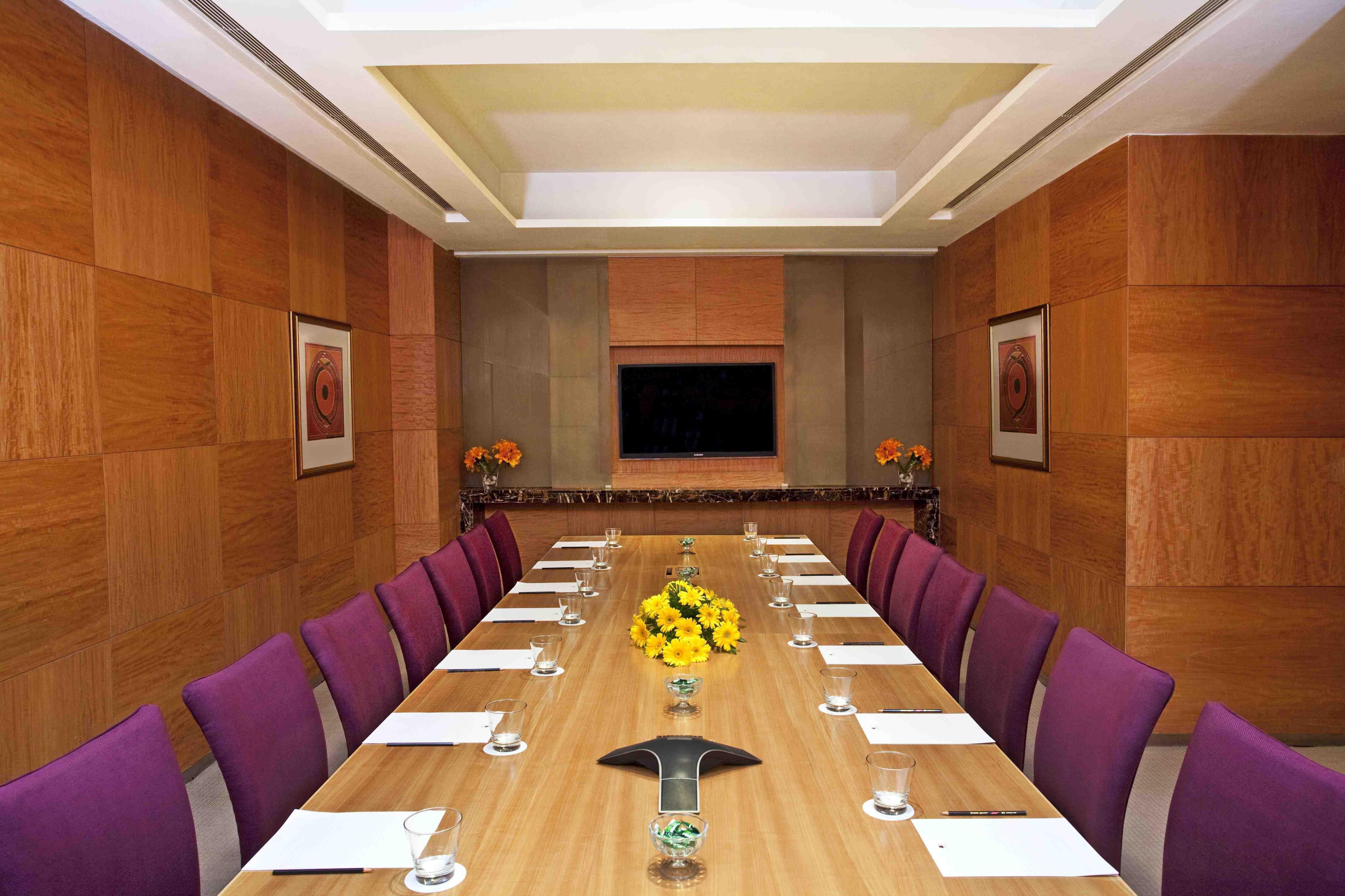 Holiday Inn New Delhi Mayur Vihar Noida, an IHG Hotel Bagian luar foto A boardroom at a hotel
