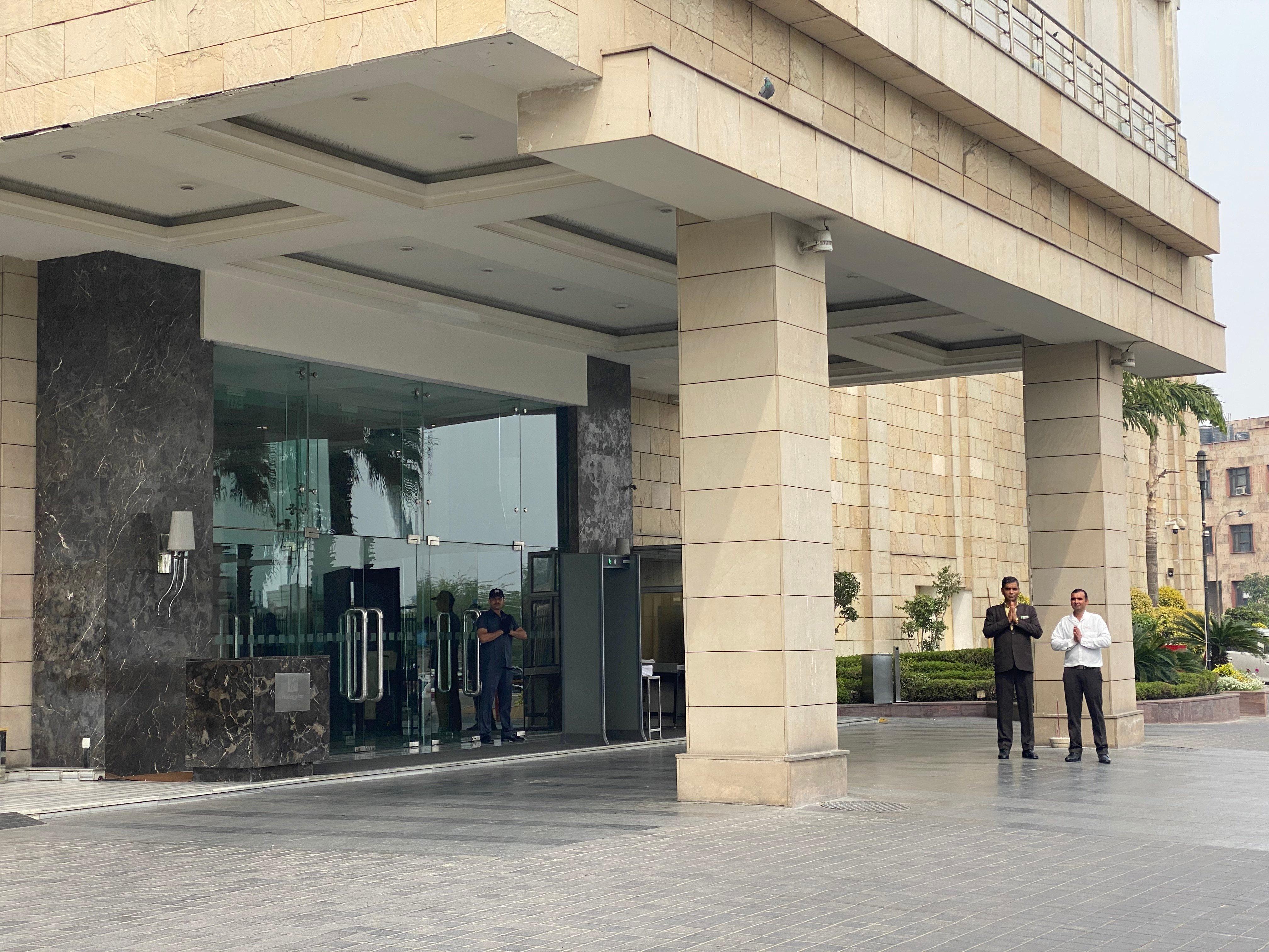 Holiday Inn New Delhi Mayur Vihar Noida, an IHG Hotel Bagian luar foto The main entrance of the hotel