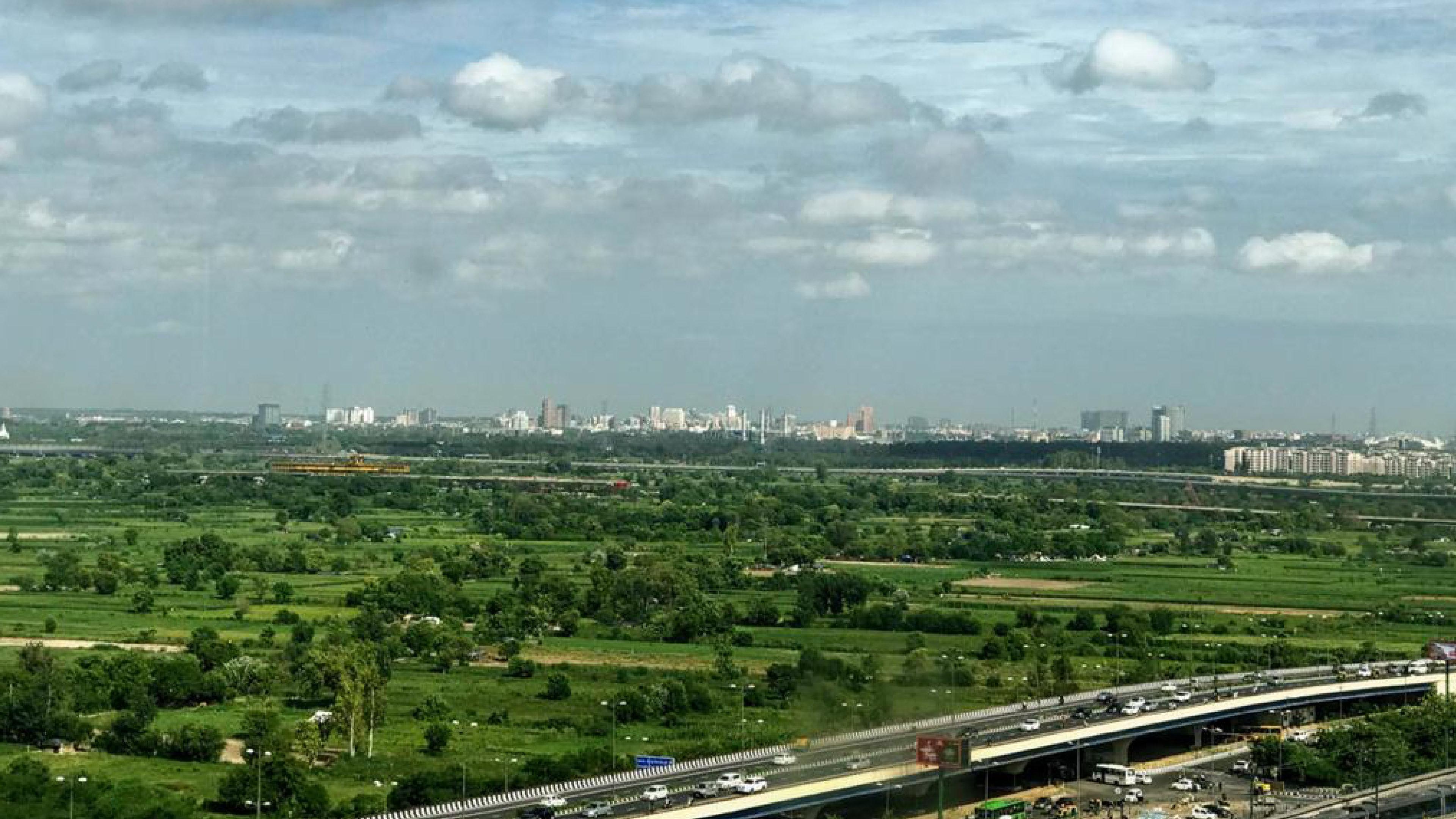 Holiday Inn New Delhi Mayur Vihar Noida, an IHG Hotel Bagian luar foto View of the city from the highway