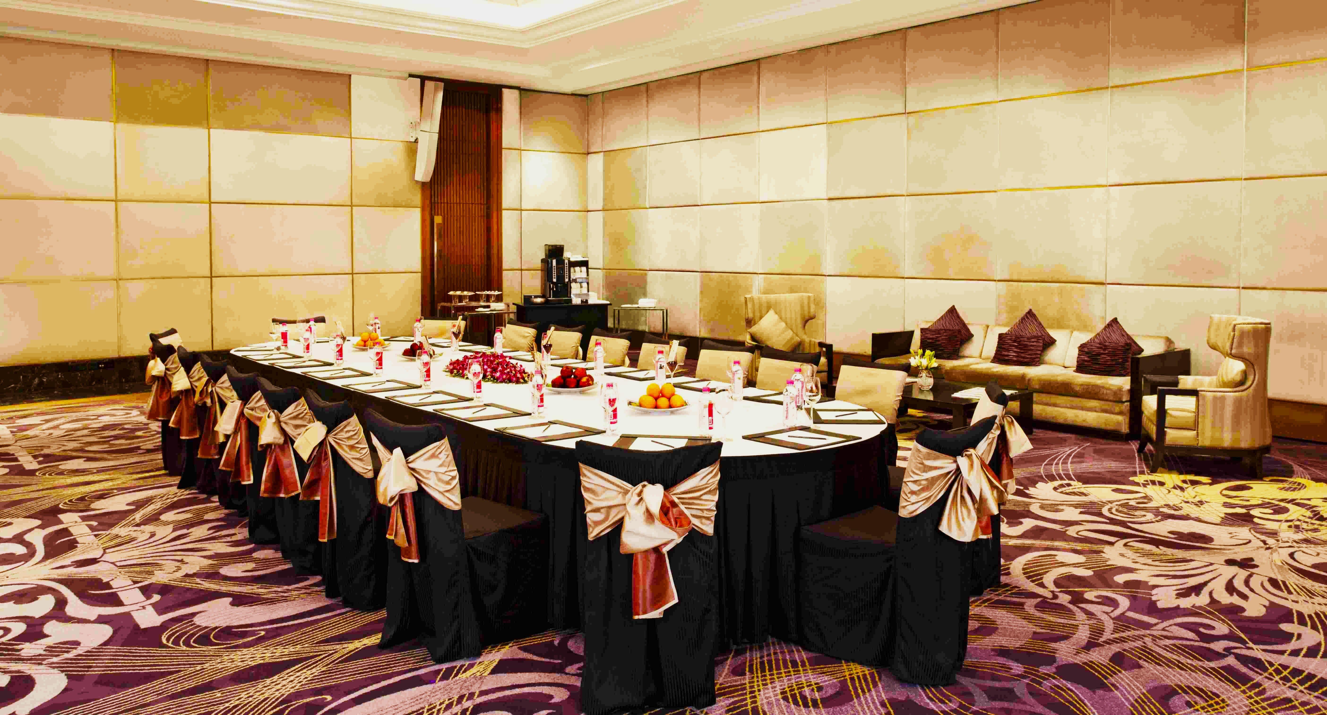 Holiday Inn New Delhi Mayur Vihar Noida, an IHG Hotel Bagian luar foto A table set for a banquet