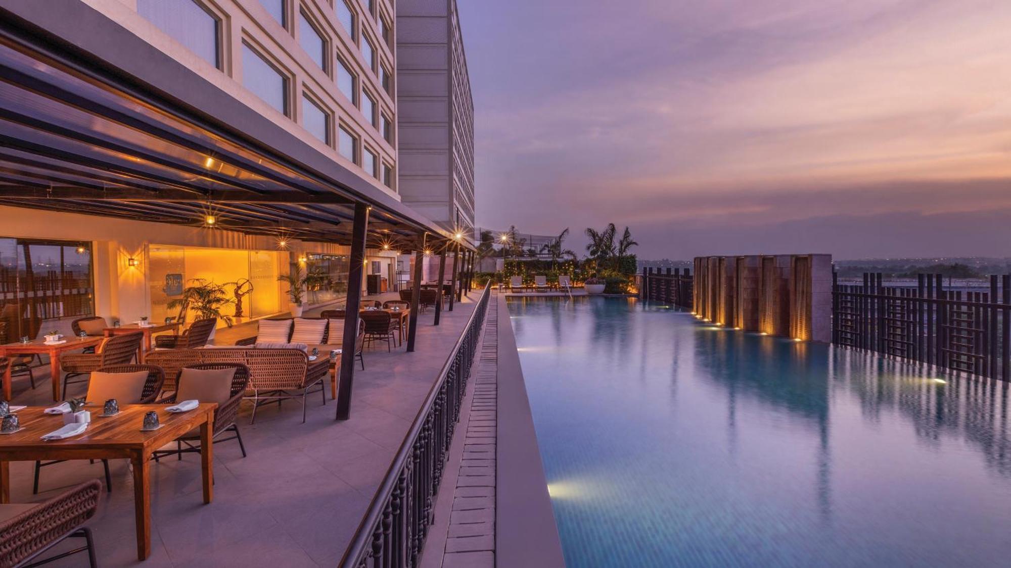 Holiday Inn New Delhi Mayur Vihar Noida, an IHG Hotel Bagian luar foto The swimming pool at the hotel