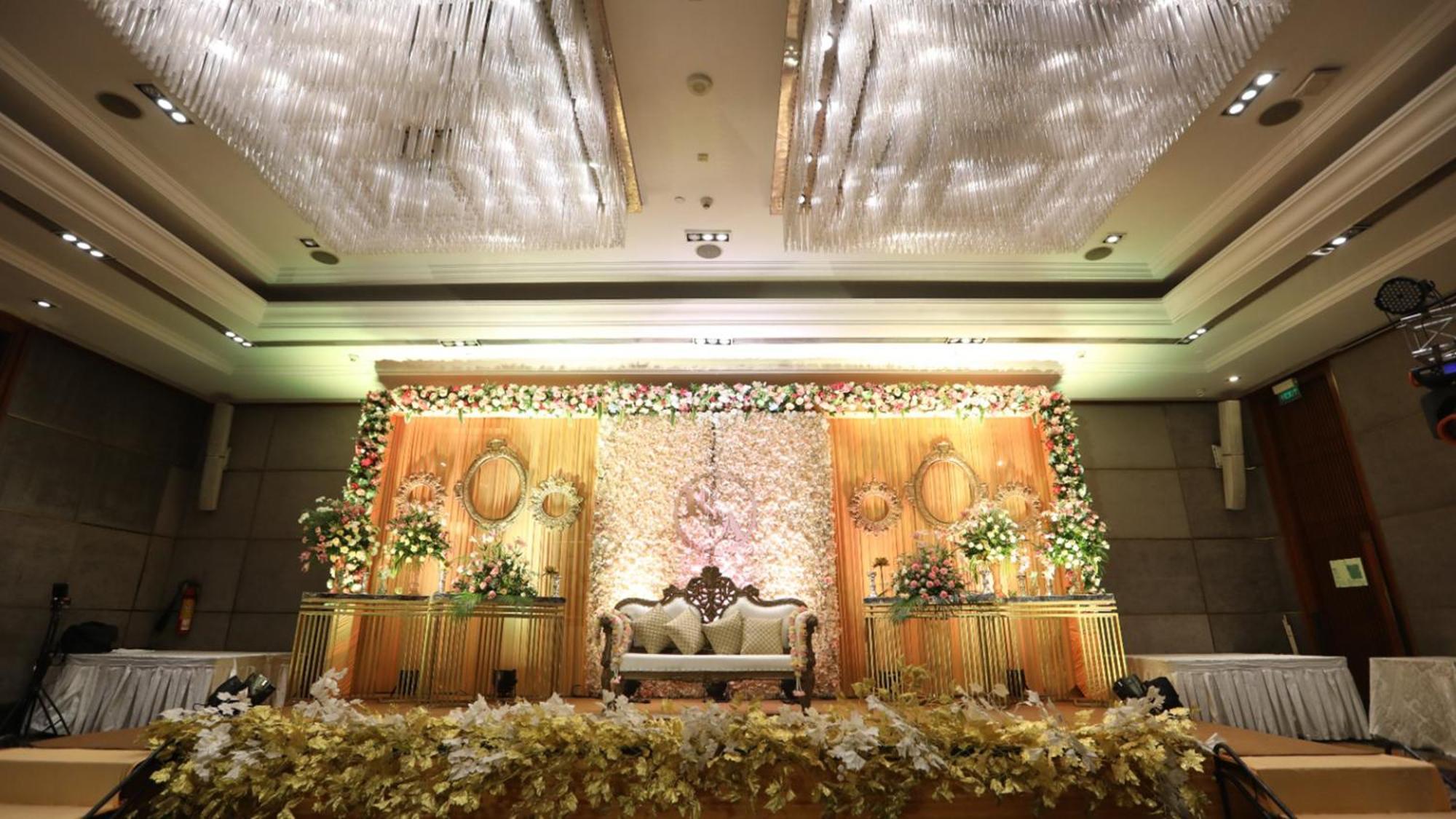 Holiday Inn New Delhi Mayur Vihar Noida, an IHG Hotel Bagian luar foto A modern Indian wedding reception