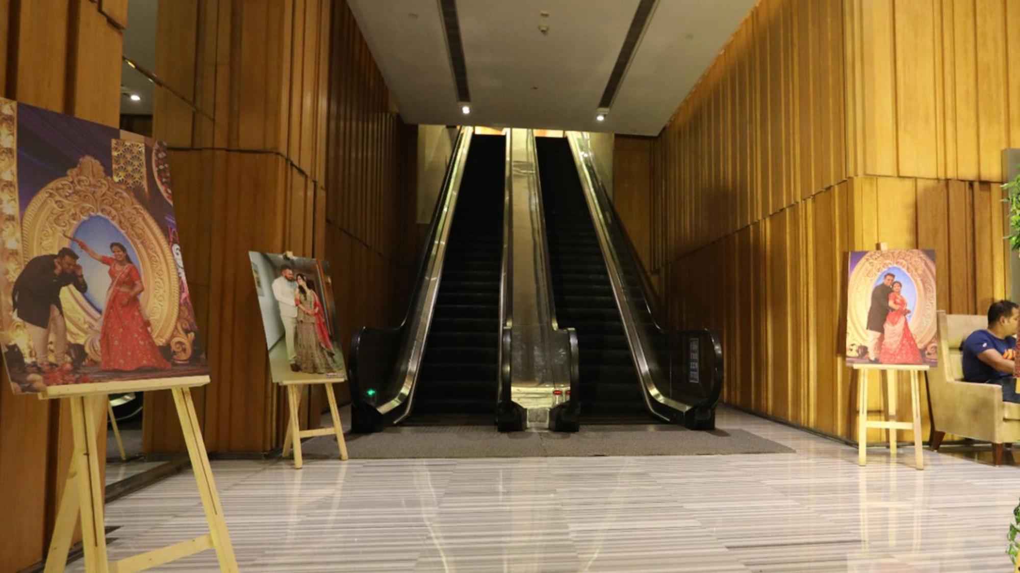 Holiday Inn New Delhi Mayur Vihar Noida, an IHG Hotel Bagian luar foto Escalators at the lobby
