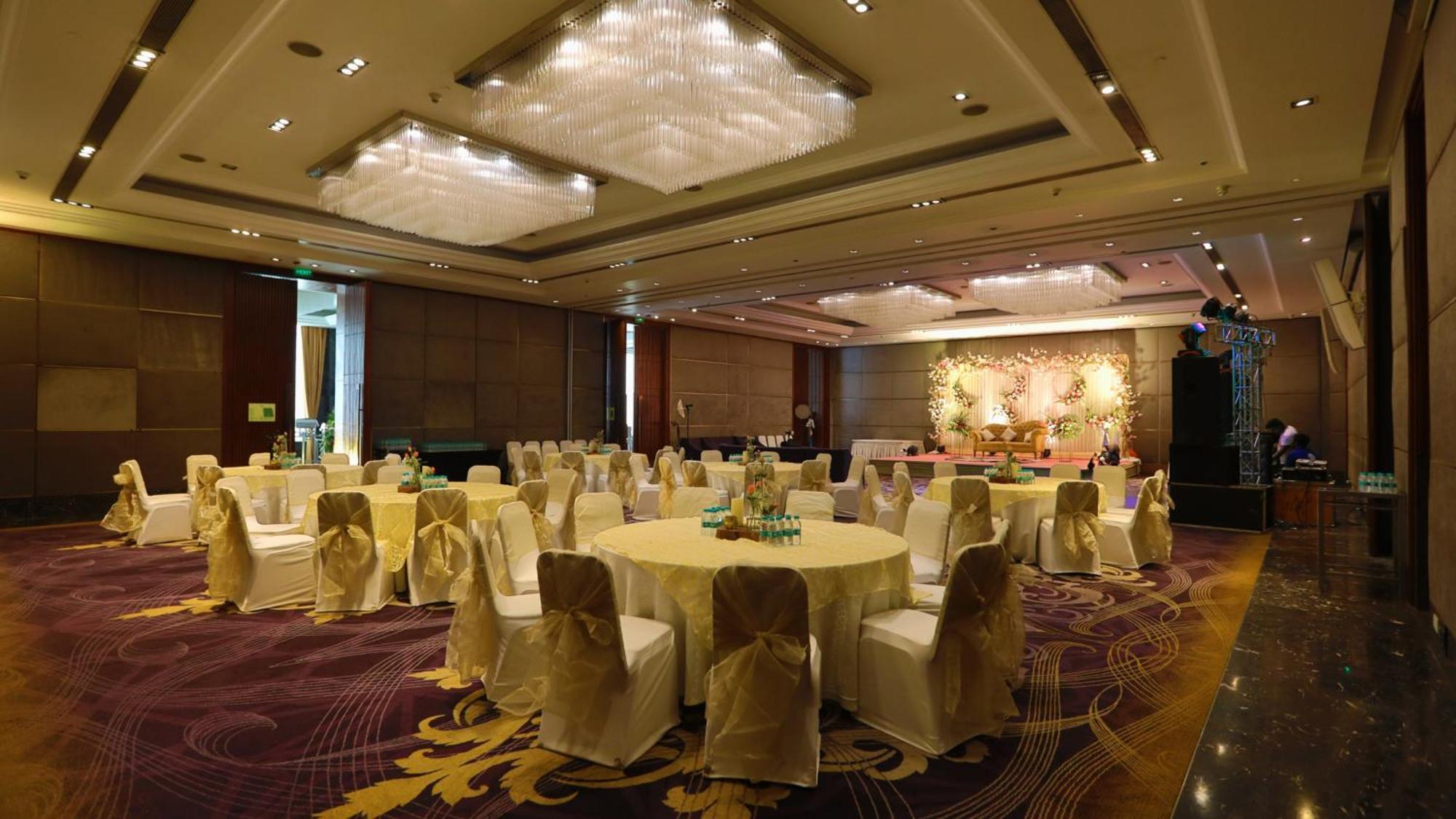 Holiday Inn New Delhi Mayur Vihar Noida, an IHG Hotel Bagian luar foto The ballroom
