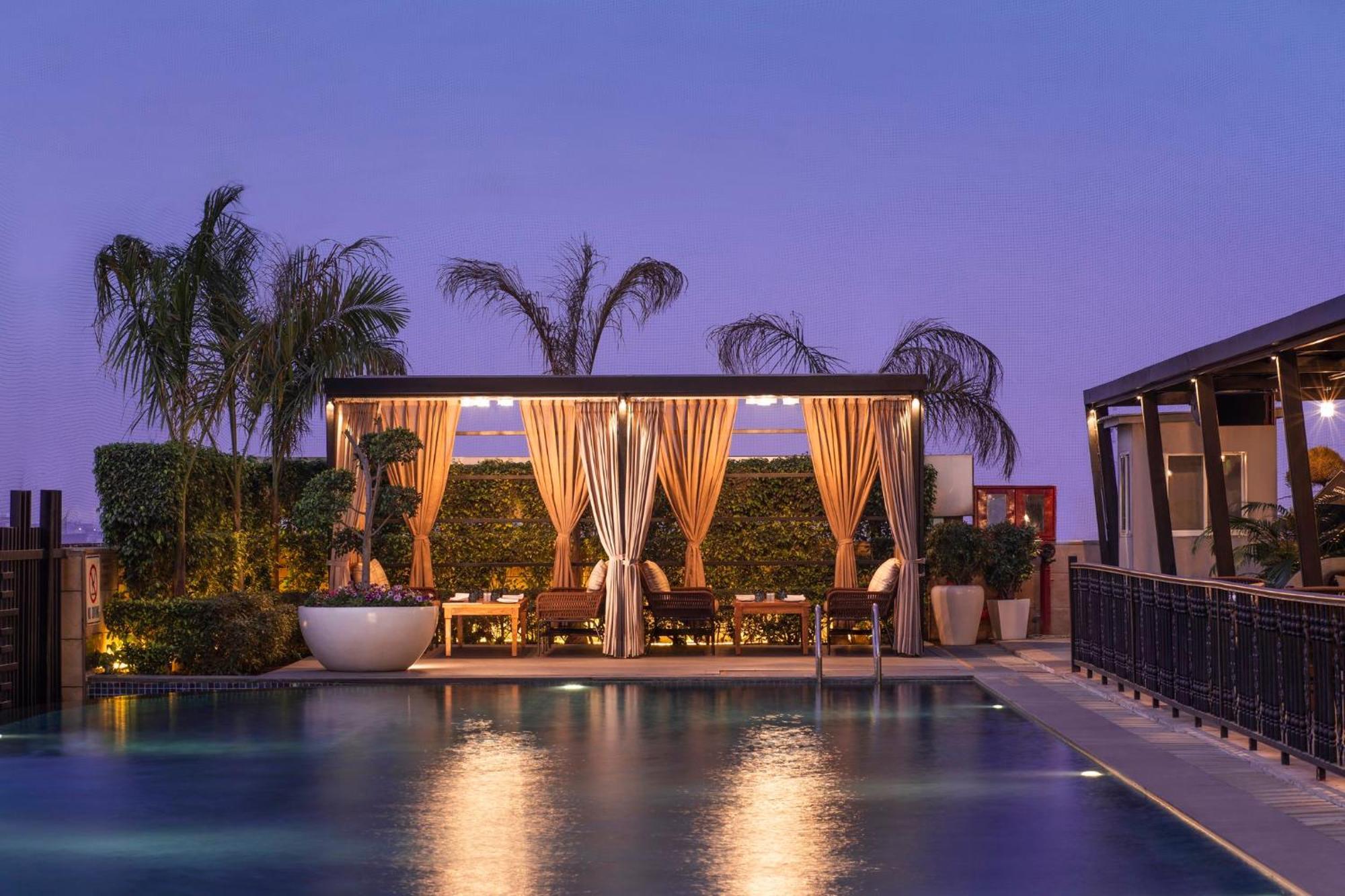 Holiday Inn New Delhi Mayur Vihar Noida, an IHG Hotel Bagian luar foto The pool at the rooftop bar